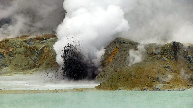 New Zealand: सबसे बड़ी झील के नीचे ‘महाज्वालामुखी’ में बढ़ी हलचल से खतरा, वैज्ञानिकों ने जारी किया अलर्ट