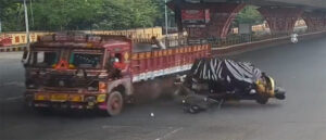video : 8 school children injured after auto rams into lorry