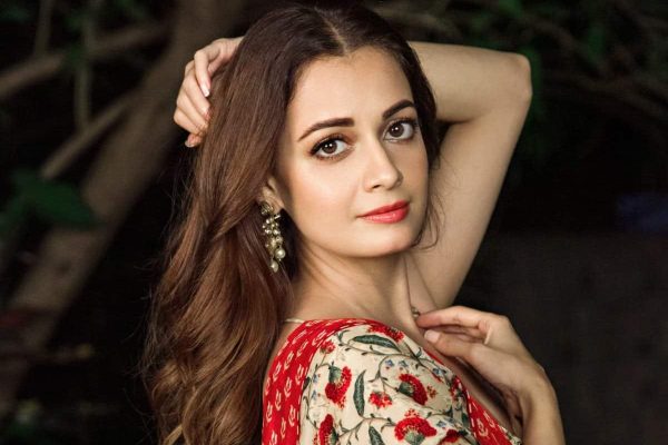 Dia Mirza slams airline after she lost her luggage!!